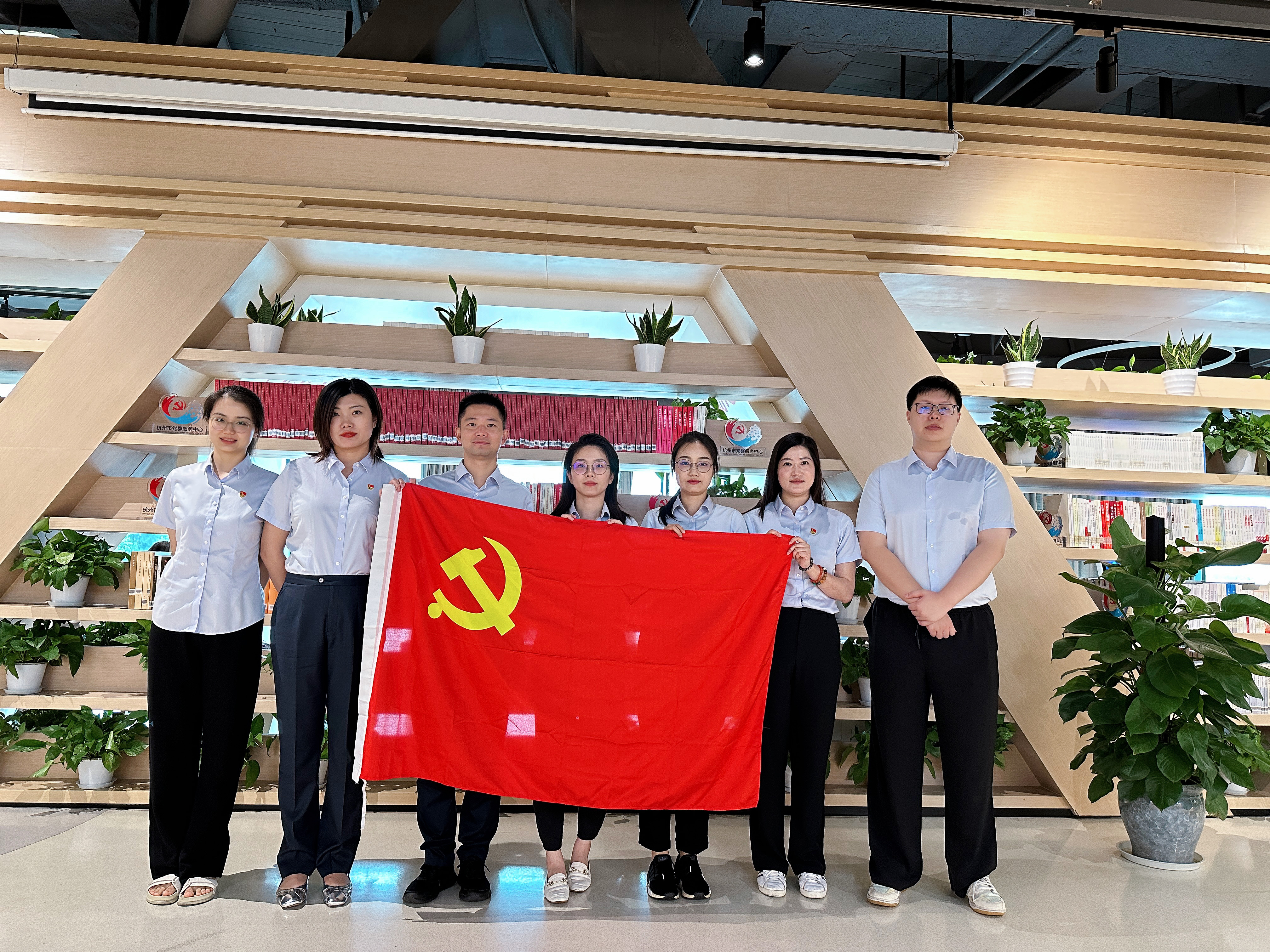 观看红色电影.JPG