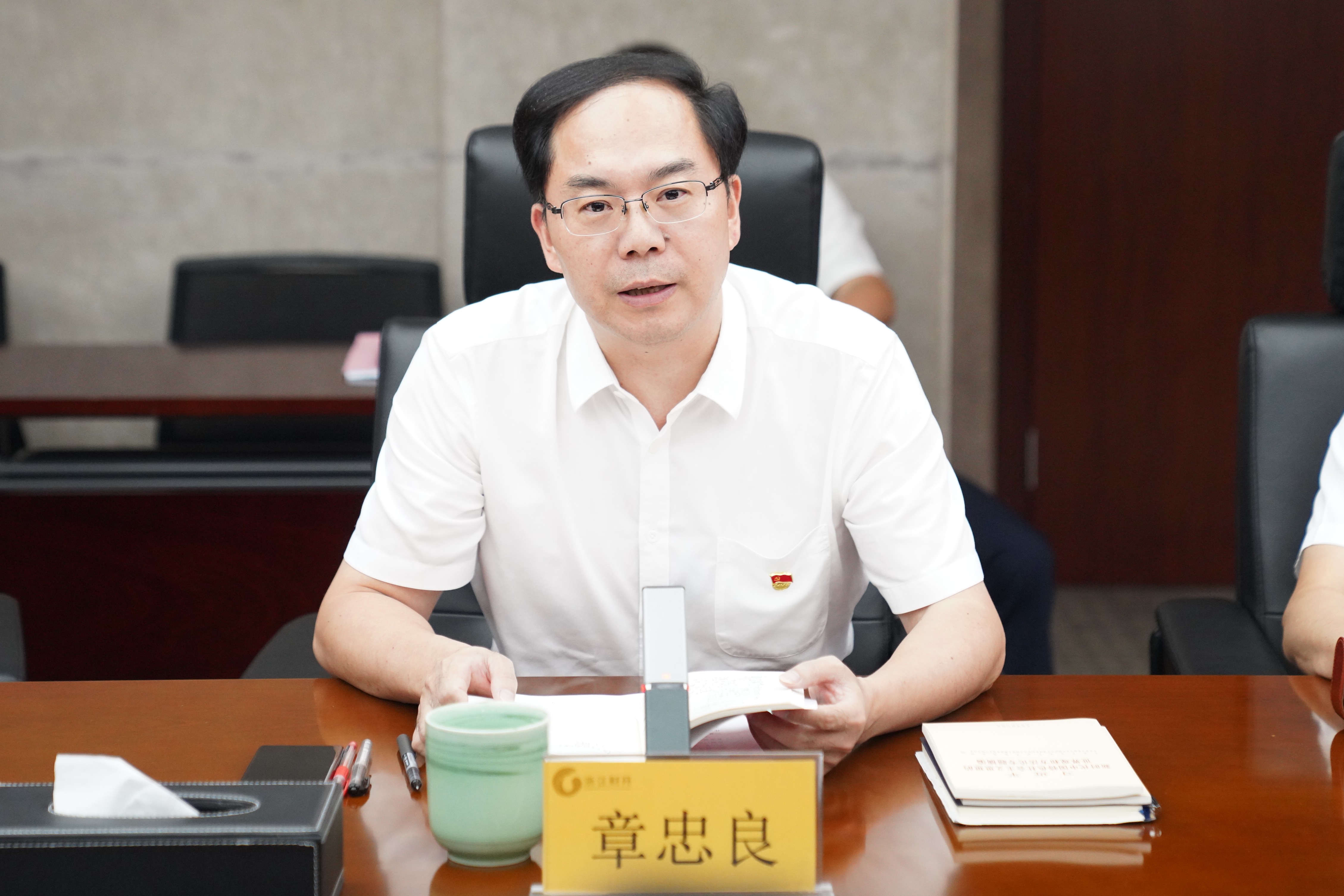 董事长单人.jpg 董事长单人.jpg