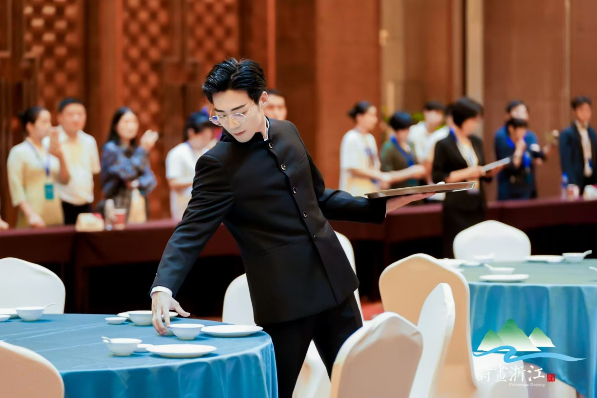 中餐服务-张洄铭.jpg 中餐服务-张洄铭.jpg